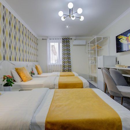 Viva Hotel Bisjkek Buitenkant foto