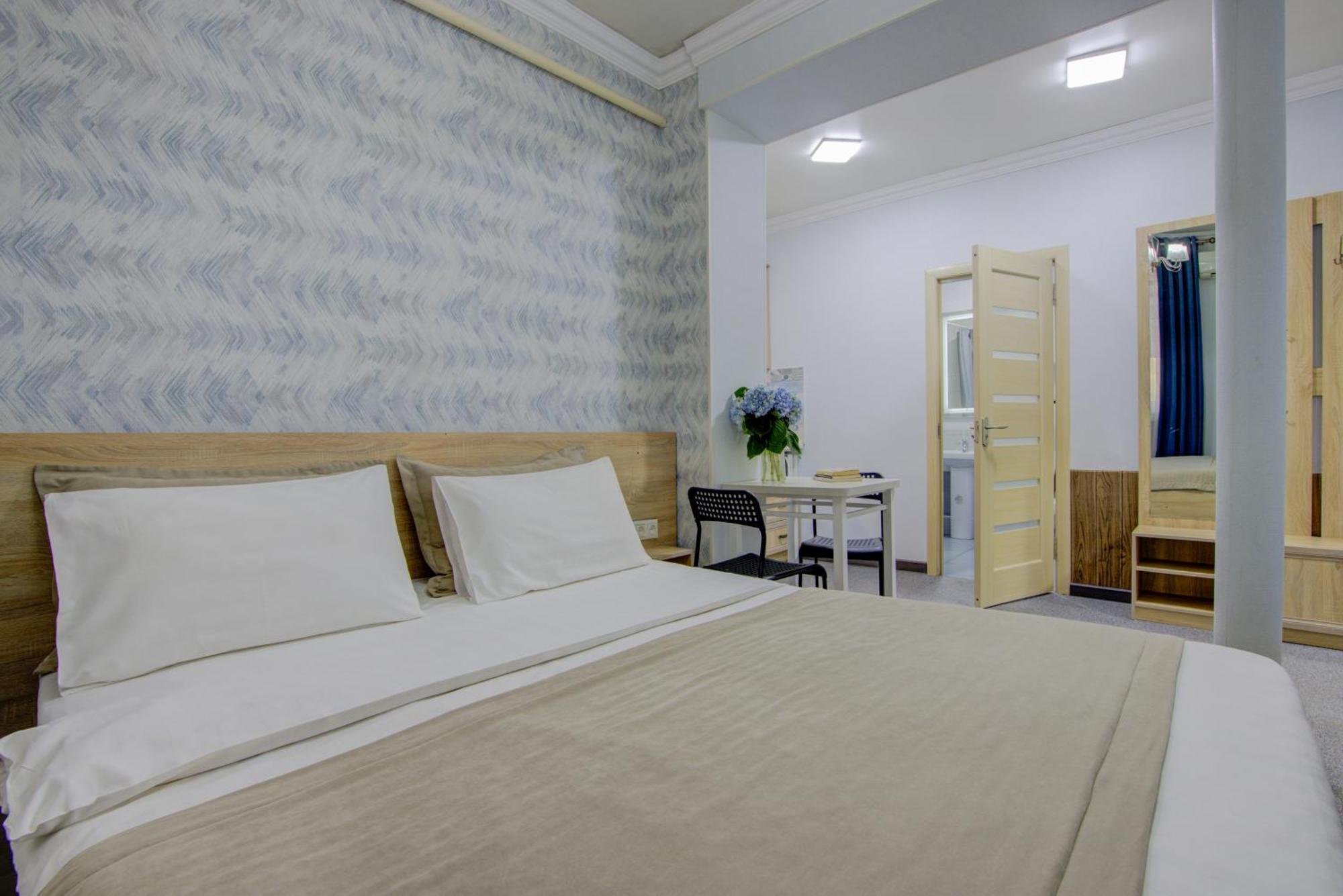 Viva Hotel Bisjkek Buitenkant foto